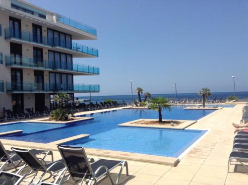 Imagen de la piscina del Aparthotel Ferrer Skyline. Foto 8