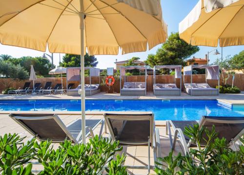 Imagen de la piscina del Aparthotel Ferrer Skyline. Foto 9
