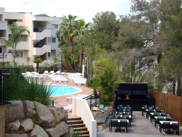 Imagen de la piscina del Aparthotel Festival Village. Foto 12