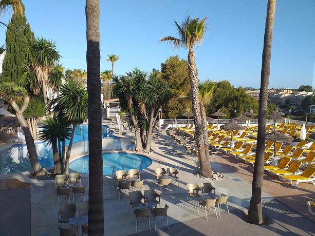 Imagen de la piscina del Aparthotel Flipflop Cala Mand&iacute;a Hotel. Foto 16