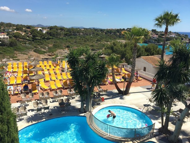 Imagen de la piscina del Aparthotel Flipflop Cala Mand&iacute;a Hotel. Foto 17