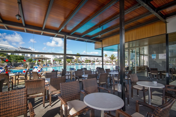 Imagen de la piscina del Aparthotel Floresta, Puerto del Carmen. Foto 13
