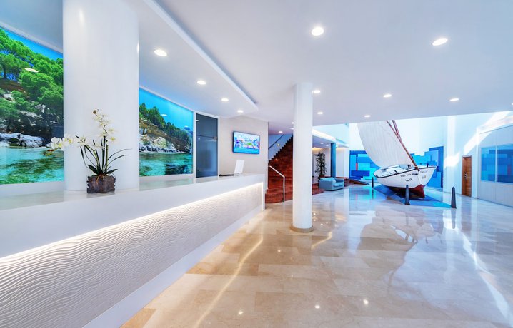 Imagen de los interiores del Aparthotel Fontanellas Playa. Foto 22