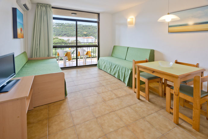 Imagen de los interiores del Aparthotel GHT Tossa Park. Foto 11