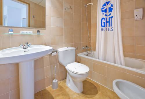 Imagen de la habitación del Aparthotel GHT Tossa Park. Foto 10