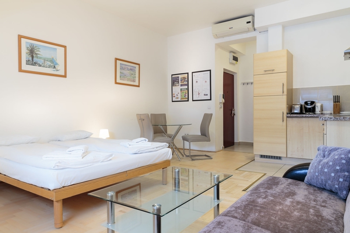 Imagen de los interiores del Aparthotel GOZSDU COURT. Foto 16