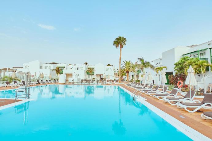 Imagen de la piscina del Aparthotel Gloria Izaro Club Hotel. Foto 22