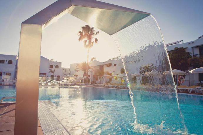 Imagen de la piscina del Aparthotel Gloria Izaro Club Hotel. Foto 23