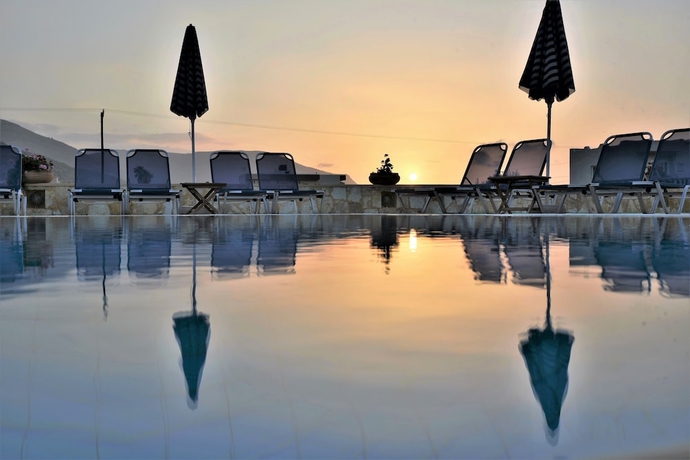 Imagen de la piscina del Aparthotel Golden Bay. Foto 17