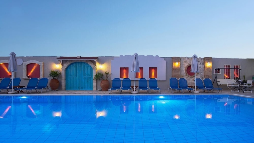 Imagen de la piscina del Aparthotel Golden Bay. Foto 18
