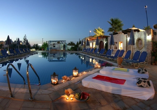 Imagen de la piscina del Aparthotel Golden Bay. Foto 19