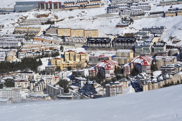 Imagen de los exteriores del Aparthotel Gorbea, Sierra Nevada. Foto 15