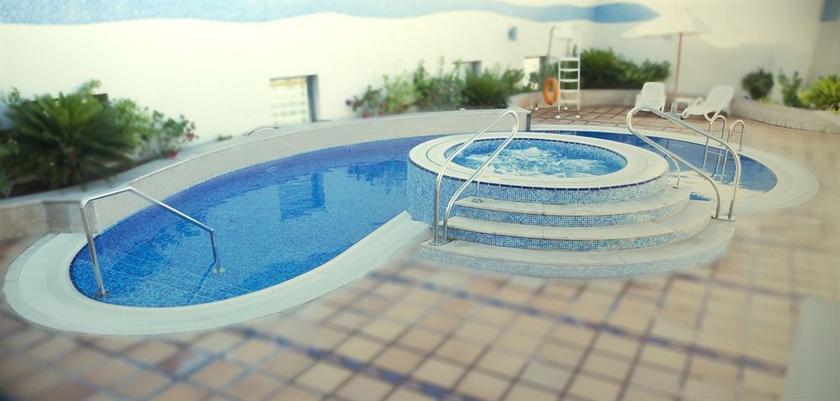 Imagen de la piscina del Aparthotel Grand Belle Vue Hotel Apartment Dubai. Foto 15