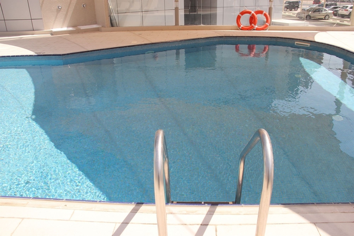 Imagen de la piscina del Aparthotel Grand Heights. Foto 16