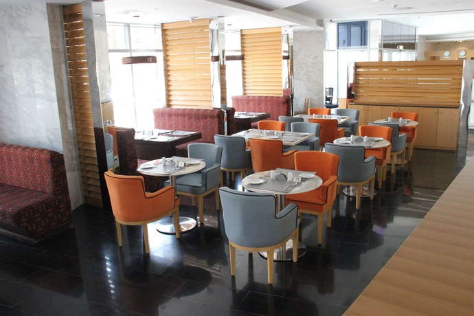 Imagen del bar/restaurante del Aparthotel Grand Heights. Foto 4