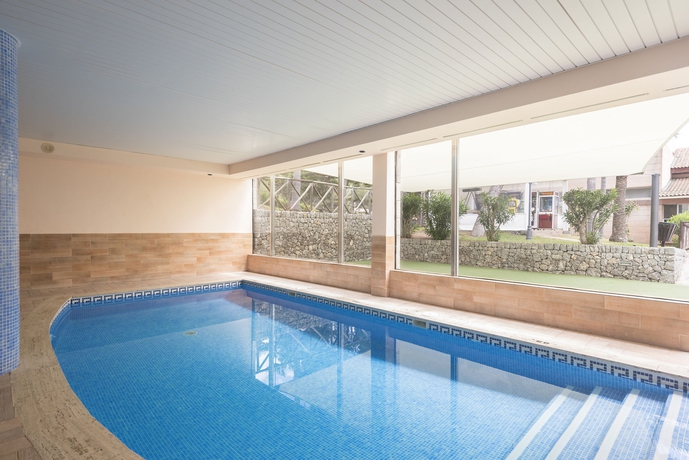 Imagen de la piscina del Aparthotel Green Garden Aparthotel. Foto 15