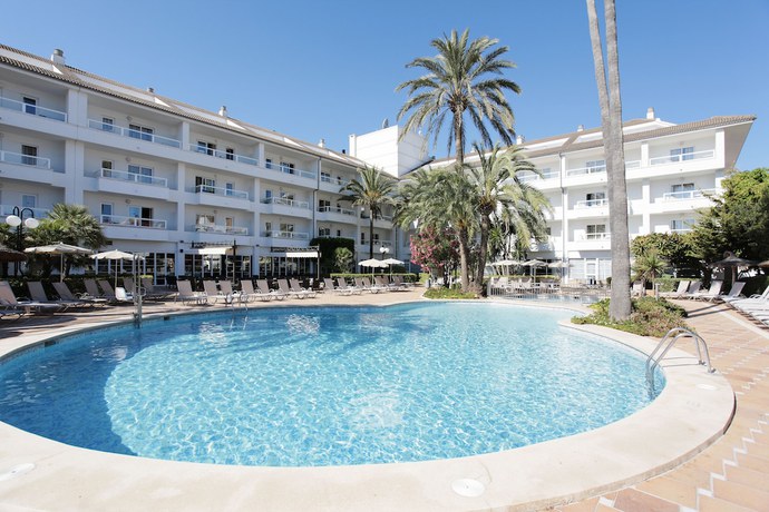Imagen de la piscina del Aparthotel Grupotel Alcudia Suite. Foto 13