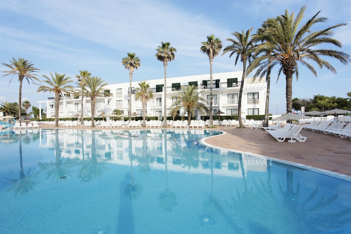 Imagen de la piscina del Aparthotel Grupotel Mar De Menorca. Foto 14