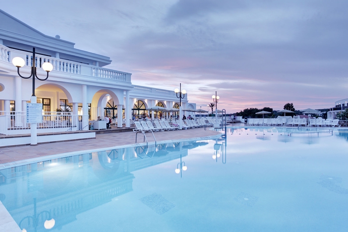 Imagen de la piscina del Aparthotel Grupotel Mar De Menorca. Foto 15
