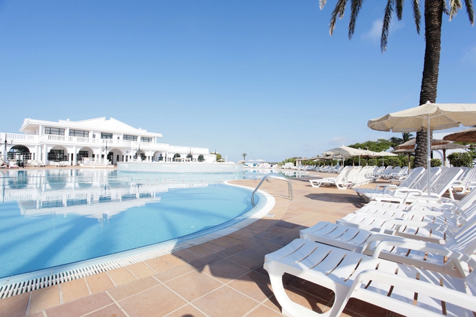 Imagen de la piscina del Aparthotel Grupotel Mar De Menorca. Foto 16