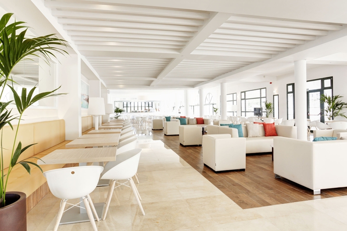 Imagen de los interiores del Aparthotel Grupotel Mar De Menorca. Foto 12