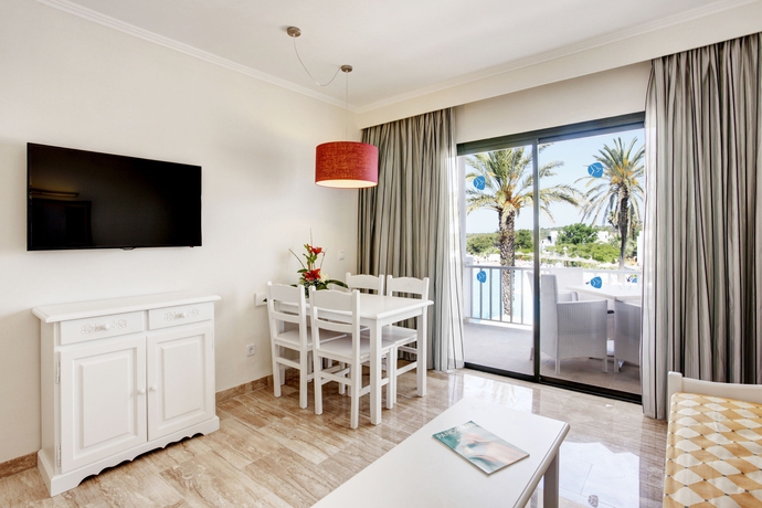 Imagen de la habitación del Aparthotel Grupotel Mar De Menorca. Foto 8