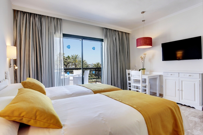 Imagen de la habitación del Aparthotel Grupotel Mar De Menorca. Foto 9