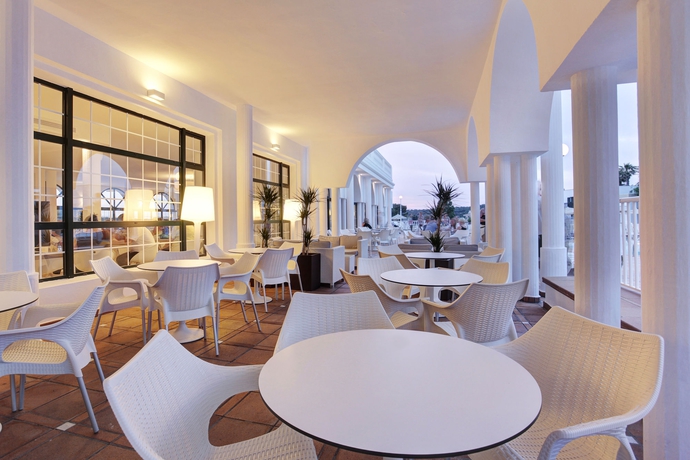 Imagen del bar/restaurante del Aparthotel Grupotel Mar De Menorca. Foto 7