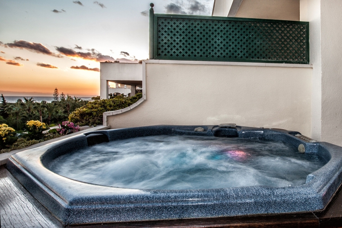 Imagen de los exteriores del Aparthotel Guadalpin Suites, Marbella. Foto 14
