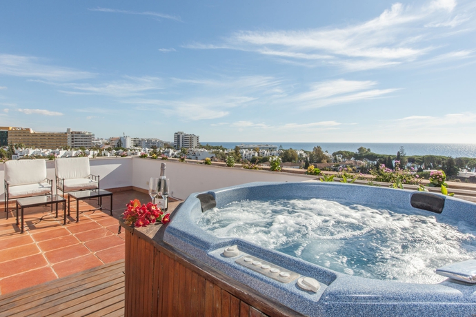 Imagen de la habitación del Aparthotel Guadalpin Suites, Marbella. Foto 6