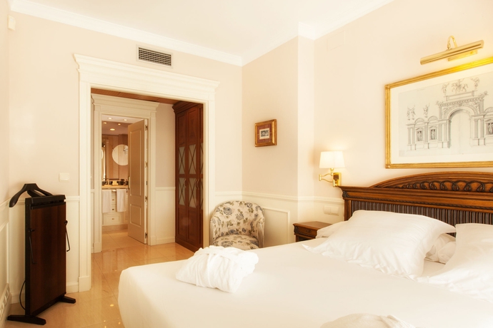 Imagen de la habitación del Aparthotel Guadalpin Suites, Marbella. Foto 8