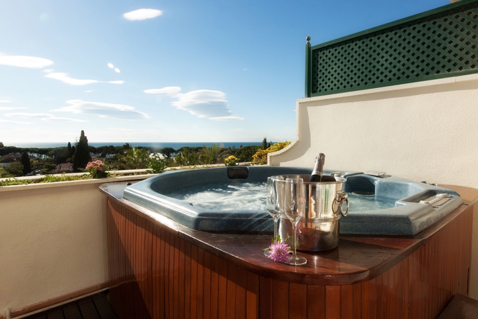 Imagen de los exteriores del Aparthotel Guadalpin Suites, Marbella. Foto 16