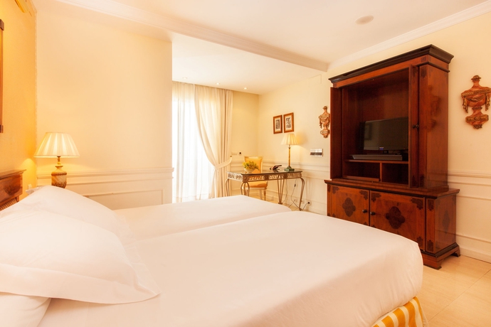 Imagen de la habitación del Aparthotel Guadalpin Suites, Marbella. Foto 10
