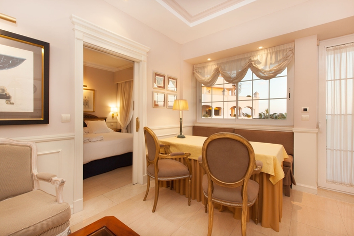 Imagen de la habitación del Aparthotel Guadalpin Suites, Marbella. Foto 12