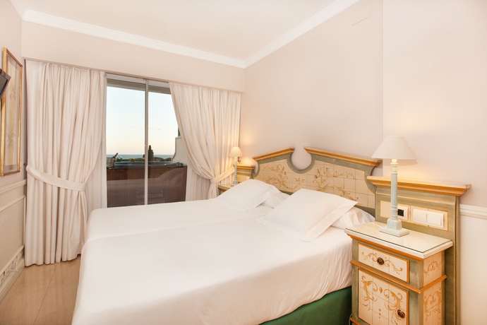 Imagen de la habitación del Aparthotel Guadalpin Suites, Marbella. Foto 13