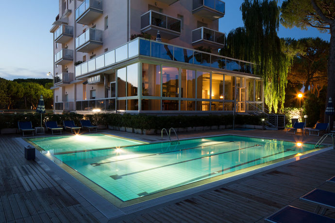 Imagen de los exteriores del Aparthotel Harvey Suites. Foto 8