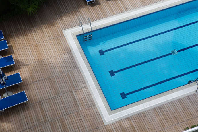 Imagen de la piscina del Aparthotel Harvey Suites. Foto 11