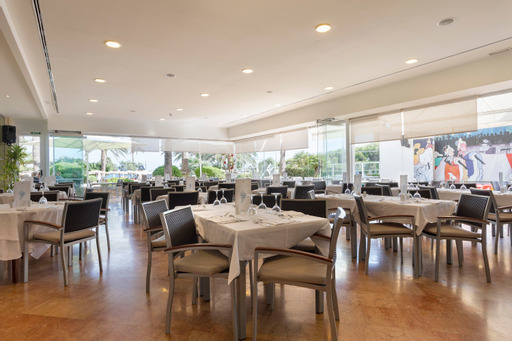 Imagen del bar/restaurante del Aparthotel Hipotels Dunas Cala Millor. Foto 2
