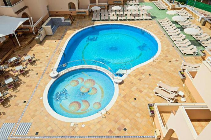 Imagen de la piscina del Aparthotel Hotel Akeah Rosamar Ibiza. Foto 17