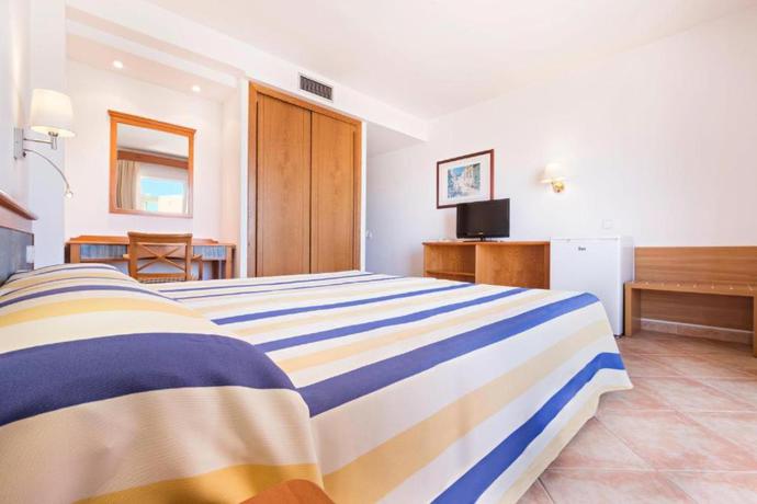 Imagen de la habitación del Aparthotel Hotel Akeah Rosamar Ibiza. Foto 14