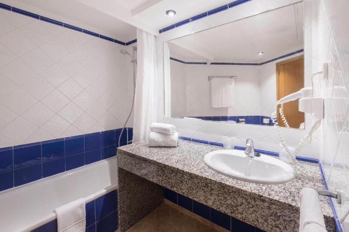Imagen general del Aparthotel Hotel Akeah Rosamar Ibiza. Foto 5