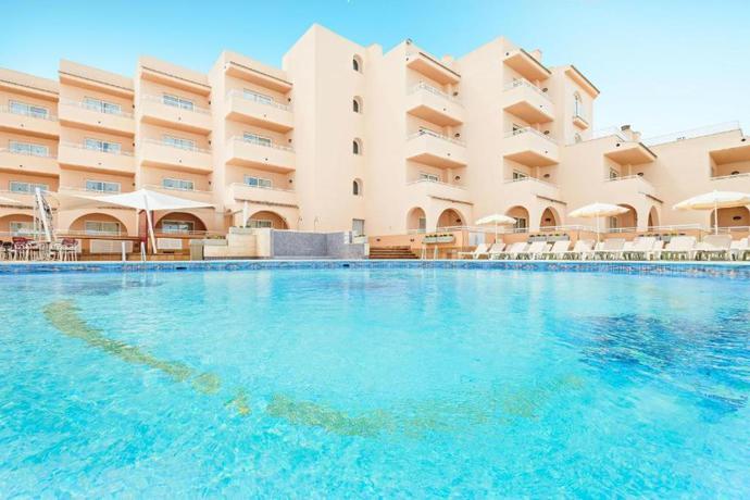 Imagen de la piscina del Aparthotel Hotel Akeah Rosamar Ibiza. Foto 18