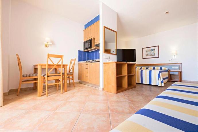 Imagen general del Aparthotel Hotel Akeah Rosamar Ibiza. Foto 10