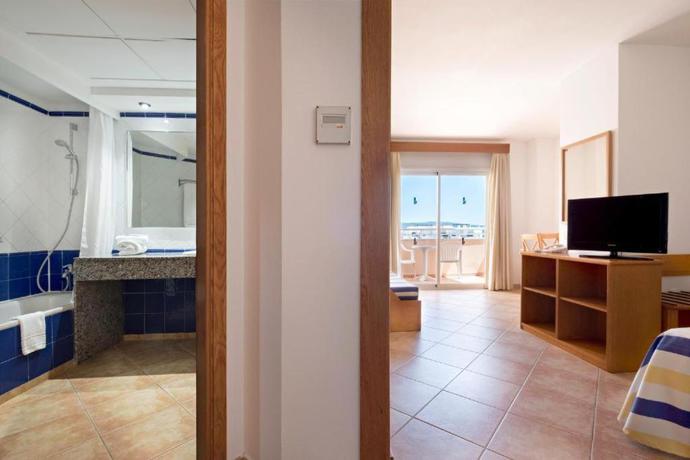 Imagen general del Aparthotel Hotel Akeah Rosamar Ibiza. Foto 11