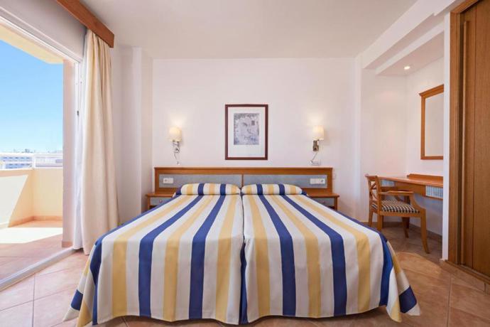 Imagen de la habitación del Aparthotel Hotel Akeah Rosamar Ibiza. Foto 15