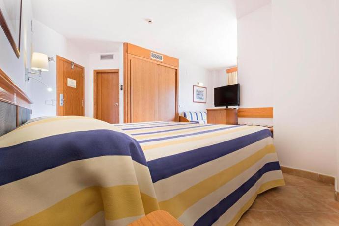 Imagen de la habitación del Aparthotel Hotel Akeah Rosamar Ibiza. Foto 16