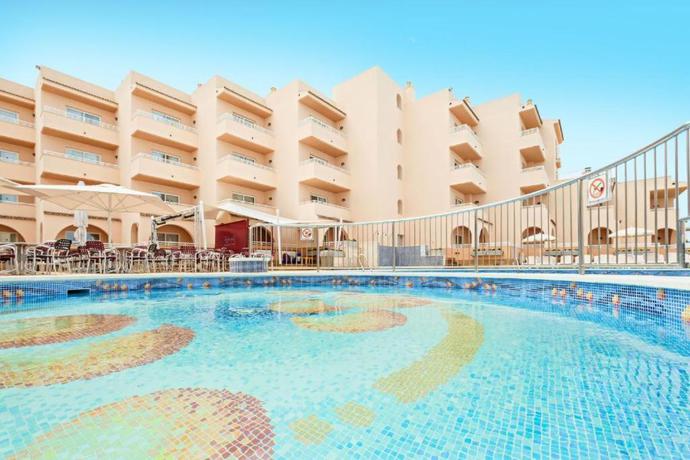 Imagen general del Aparthotel Hotel Akeah Rosamar Ibiza. Foto 13