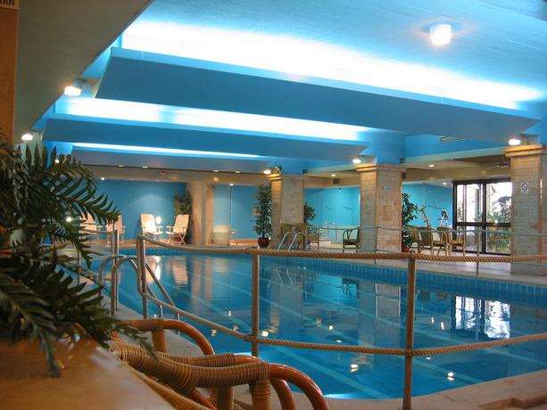 Imagen de la piscina del Aparthotel Hotel Estoril Eden. Foto 18