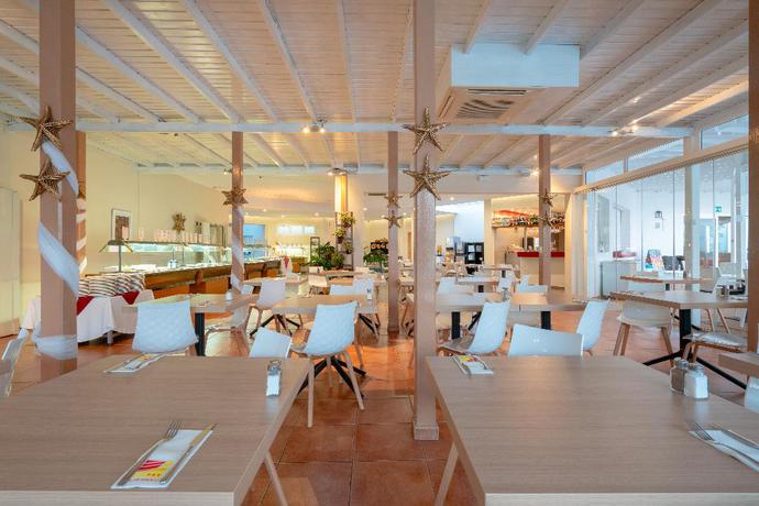 Imagen del bar/restaurante del Aparthotel Hotel Siroco - Adults Only. Foto 2