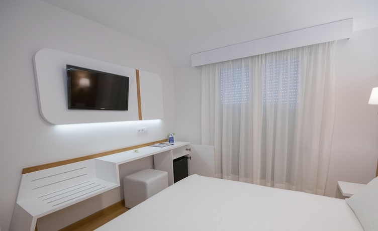 Imagen de la habitación del Aparthotel Hotel Spa Nanin Playa. Foto 10